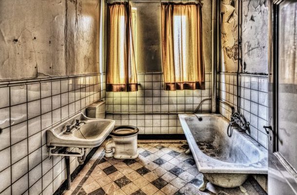 Koupelna moderně: Velké dlaždice, luxusní imitace i odstíny země 1
